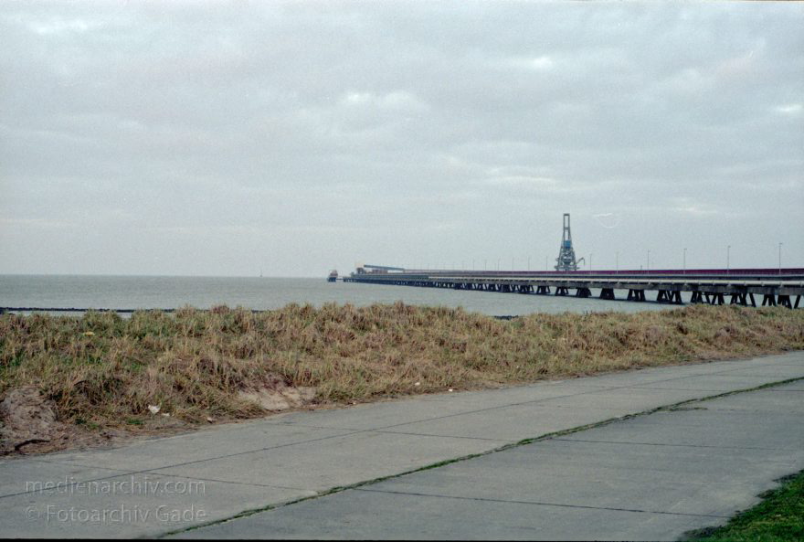 Wilhelmshaven. Nordsee
März 1989. Niedersachsen. Wilhelmshaven. Nordsee. Tankeranlegestelle
Schlüsselwörter: Meer;Niedersachsen;Nordsee;Deutschland;Germany;Küste;Wilhelmshaven;1989
