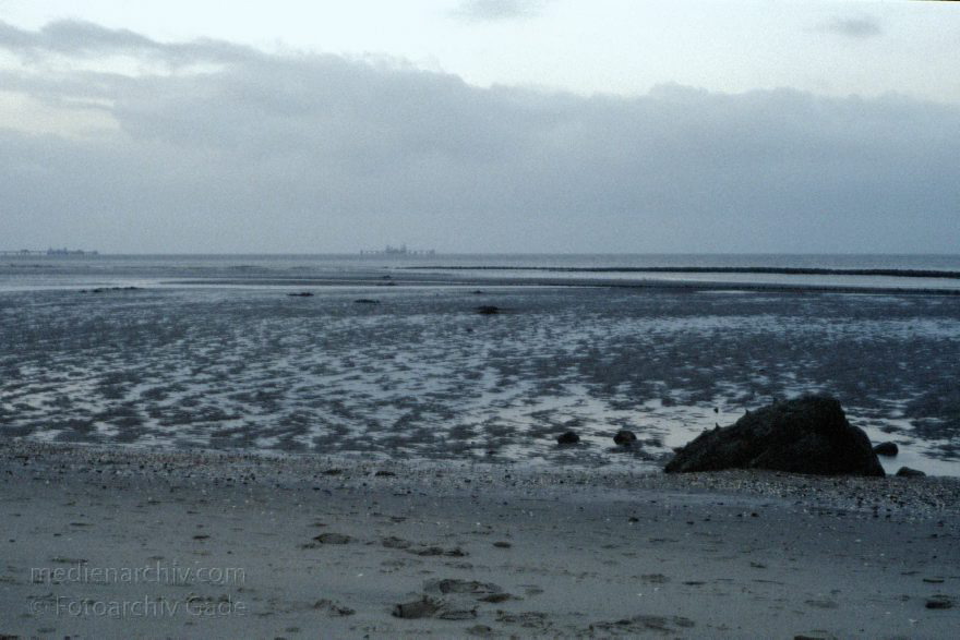 Wilhelmshaven. Nordsee
März 1989. Niedersachsen. Wilhelmshaven. Nordsee. Watt
Schlüsselwörter: Meer;Niedersachsen;Nordsee;Deutschland;Germany;Küste;Wilhelmshaven;1989