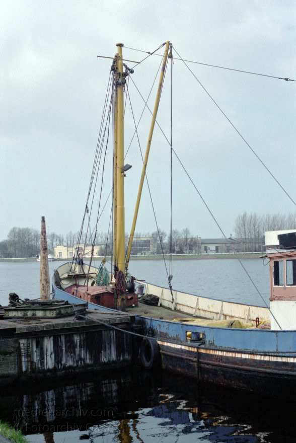 Wilhelmshaven. Nordsee
März 1989. Niedersachsen. Wilhelmshaven. Nordsee. Fischerboot im Hafen
Schlüsselwörter: Schiffe;Seefahrt;Deutschland;Germany;Niedersachsen;Wilhelmshaven;1989