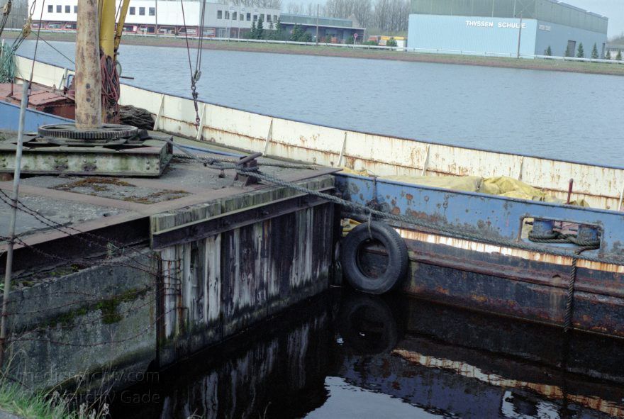 Wilhelmshaven. Nordsee
März 1989. Niedersachsen. Wilhelmshaven. Nordsee. Boot im Hafen
Schlüsselwörter: Meer;Niedersachsen;Nordsee;Schiffe;Seefahrt;Deutschland;Germany;Küste;Wilhelmshaven;1989
