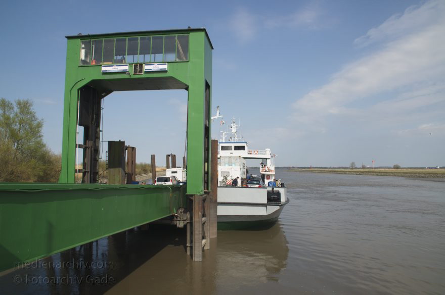 Wischhafen. Elbefähre
2. 5. 2013. Niedersachsen. Wischhafen. Elbefähre. Fluss Elbe. Autofähre. Schiffe. Schifffahrt
Schlüsselwörter: Autofähre;Elbe;Elbfähre;Fluss;Fähre;Niedersachsen;Schiffe;Schifffahrt;2013;Wischhafen
