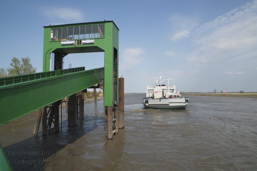 Wischhafen. Elbefähre
2. 5. 2013. Niedersachsen. Wischhafen. Elbefähre. Fluss Elbe. Autofähre. Schiffe. Schifffahrt
Schlüsselwörter: Autofähre;Elbe;Elbfähre;Fluss;Fähre;Niedersachsen;Schiffe;Schifffahrt;2013;Wischhafen