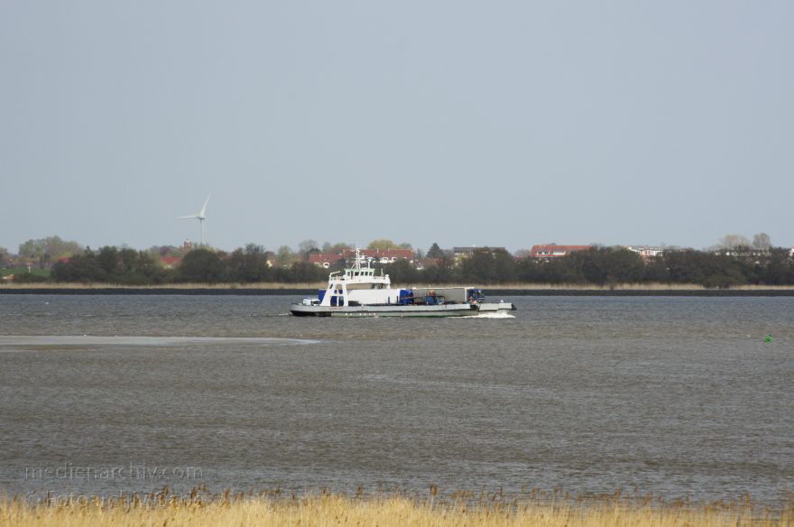 Wischhafen. Elbefähre
2. 5. 2013. Niedersachsen. Wischhafen. Elbefähre. Fluss Elbe. Autofähre. Schiffe. Schifffahrt
Schlüsselwörter: Autofähre;Elbe;Elbfähre;Fluss;Fähre;Niedersachsen;Schiffe;Schifffahrt;2013;Wischhafen