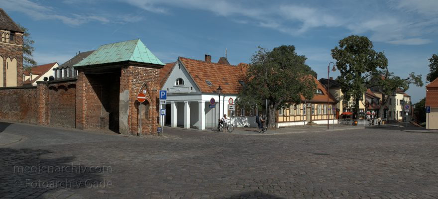 Sachsen-Anhalt. Tangermünde.
22. 7. 2009. Sachsen-Anhalt. Tangermünde. Kleinstadt an der Elbe in der Altmark. Altstadt mit Fachwerkhäusern. (Panorama aus mehreren Einzelaufnahmen zusammengesetzt)
Schlüsselwörter: Altmark;Deutschland;Germany;Sachsen-Anhalt;2009;Tangermünde