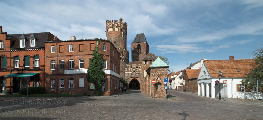 Sachsen-Anhalt. Tangermünde.
22. 7. 2009. Sachsen-Anhalt. Tangermünde. Kleinstadt an der Elbe in der Altmark. Neustädter Tor. Mittelalterliches Tor. Der rechteckige Turm wurde um 1300 errichtet. Der Rundturm und der Mittelbau entstanden um 1450.  (Panorama aus mehreren Einzelaufnahmen zusammengesetzt)
Schlüsselwörter: Altmark;Deutschland;Germany;Sachsen-Anhalt;2009;Tangermünde