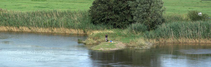 Sachsen-Anhalt. Elbe bei Tangermünde.
22. 7. 2009. Sachsen-Anhalt. Elbe bei Tangermünde. Angler. (Panorama aus mehreren Einzelaufnahmen zusammengesetzt)
Schlüsselwörter: Altmark;Deutschland;Elbe;Germany;Sachsen-Anhalt;2009;Tangermünde