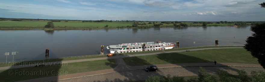 Sachsen-Anhalt. Elbe bei Tangermünde.
22. 7. 2009. Sachsen-Anhalt. Elbe bei Tangermünde. (Panorama aus mehreren Einzelaufnahmen zusammengesetzt)
Schlüsselwörter: Altmark;Deutschland;Elbe;Fluss;Germany;Sachsen-Anhalt;Tangermünde;2009;Ufer