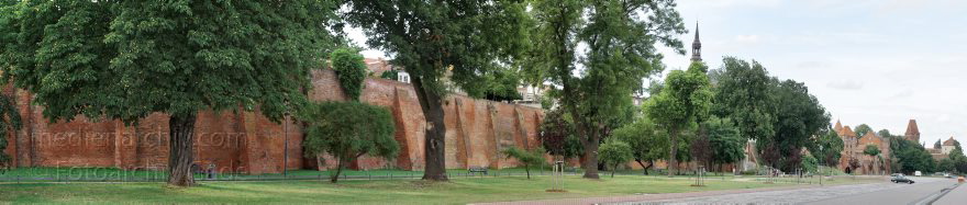 Sachsen-Anhalt. Tangermünde.
22. 7. 2009. Sachsen-Anhalt. Tangermünde. Kleinstadt an der Elbe in der Altmark. Altstadt mit Fachwerkhäusern. (Panorama aus mehreren Einzelaufnahmen zusammengesetzt)
Schlüsselwörter: Altmark;Deutschland;Germany;Sachsen-Anhalt;2009;Tangermünde