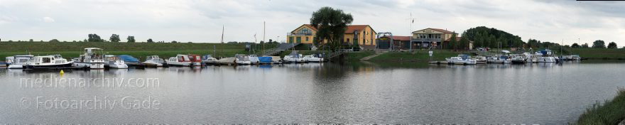 Sachsen-Anhalt. Tangermünde.
22. 7. 2009. Sachsen-Anhalt. Tangermünde. Kleinstadt an der Elbe in der Altmark. Elbe. (Panorama aus mehreren Einzelaufnahmen zusammengesetzt)
Schlüsselwörter: Altmark;Deutschland;Germany;Sachsen-Anhalt;2009;Tangermünde