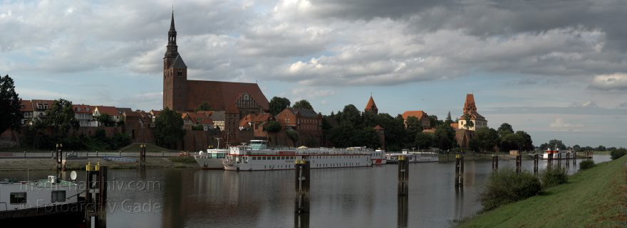 Sachsen-Anhalt. Tangermünde.
22. 7. 2009. Sachsen-Anhalt. Tangermünde. Kleinstadt an der Elbe in der Altmark. Altstadt. St. Stephanskirche. (Panorama aus mehreren Einzelaufnahmen zusammengesetzt)
Schlüsselwörter: Altmark;Deutschland;Germany;Sachsen-Anhalt;2009;Tangermünde