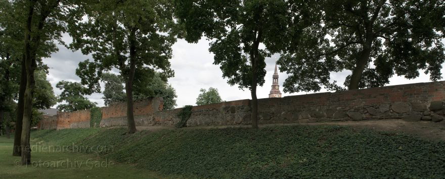 Sachsen-Anhalt. Tangermünde.
23. 7. 2009. Sachsen-Anhalt. Tangermünde. Kleinstadt an der Elbe in der Altmark. Altstadt. Stadtmauer. (Panorama aus mehreren Einzelaufnahmen)
Schlüsselwörter: Altmark;Deutschland;Germany;Panorama;Sachsen-Anhalt;2009;Tangermünde