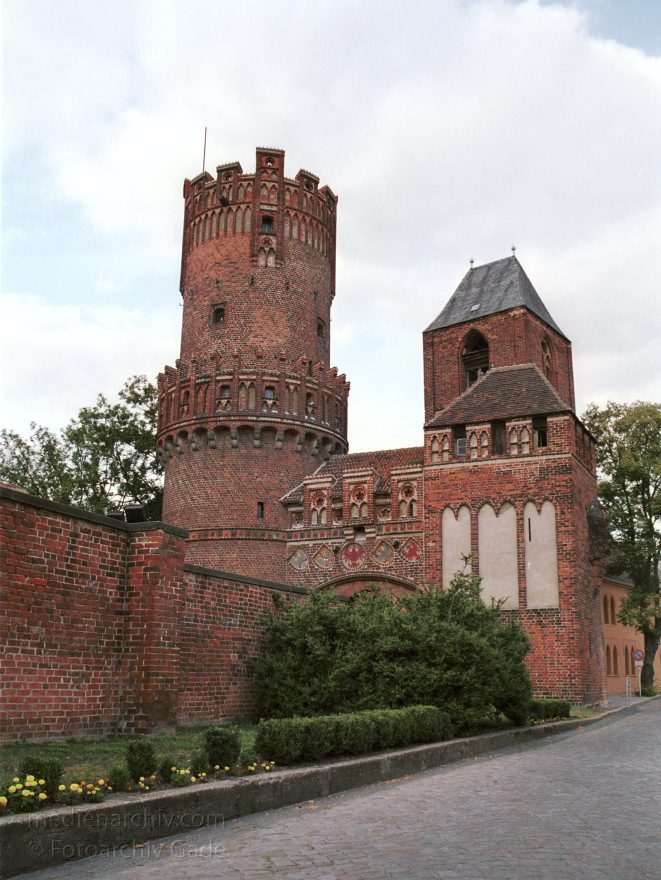 Sachsen-Anhalt. Tangermünde
30. August 2001. Deutschland. Sachsen-Anhalt. Tangermünde. Stadt an der Elbe. Bereits 1009 urkundlich erwähnt. Wirtschaftliche Blüte im 15. Jahrhundert. Handel mit Tuch, Bier und Getreide. Die Einnahmen erlaubten prächtige Bauten. Viele historische Bauten sind bis heute erhalten. , Neustädter Tor. Mittelalterliche Toranlage. Der rechteckige Turm wurde um 1300 gebaut. Der Rundturm und der Mittelbau entstanden um 1450.
Schlüsselwörter: Germany;Neustaedter Tor;Sachsen-Anhalt;Stadttor;2001;Deutschland;Tangermuende