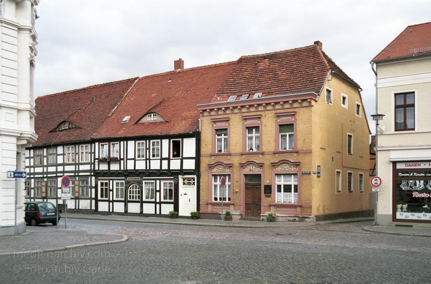 Sachsen-Anhalt. Tangermünde
29. August 2001. Deutschland. Sachsen-Anhalt. Tangermünde. Stadt an der Elbe. Bereits 1009 urkundlich erwähnt. Wirtschaftliche Blüte im 15. Jahrhundert. Handel mit Tuch, Bier und Getreide. Die Einnahmen erlaubten prächtige Bauten. Viele historische Bauten sind bis heute erhalten.
Schlüsselwörter: Fachwerk;Fachwerkhaus;Germany;Sachsen-Anhalt;2001;Deutschland;Tangermuende