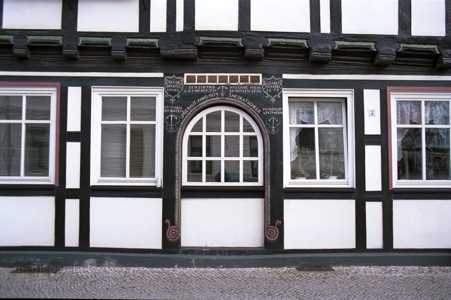 Sachsen-Anhalt. Tangermünde
29. August 2001. Deutschland. Sachsen-Anhalt. Tangermünde. Stadt an der Elbe. Bereits 1009 urkundlich erwähnt. Wirtschaftliche Blüte im 15. Jahrhundert. Handel mit Tuch, Bier und Getreide. Die Einnahmen erlaubten prächtige Bauten. Viele historische Bauten sind bis heute erhalten. , Prächtige Fachwerkhäuser mit aufwendigen Verzierungen an den Hauseingängen. Auf dem Gebälk sind stets das Baujahr und der Baumeister vermerkt.
Schlüsselwörter: Fachwerk;Fachwerkhaus;Germany;Sachsen-Anhalt;2001;Deutschland;Tangermuende