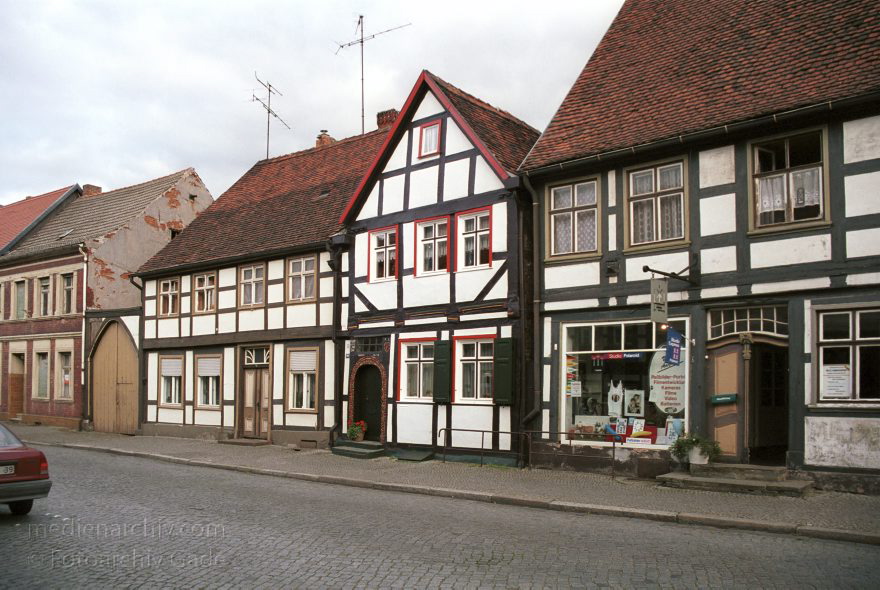 Sachsen-Anhalt. Tangermünde
29. August 2001. Deutschland. Sachsen-Anhalt. Tangermünde. Stadt an der Elbe. Bereits 1009 urkundlich erwähnt. Wirtschaftliche Blüte im 15. Jahrhundert. Handel mit Tuch, Bier und Getreide. Die Einnahmen erlaubten prächtige Bauten. Viele historische Bauten sind bis heute erhalten. , Prächtige Fachwerkhäuser mit aufwendigen Verzierungen an den Hauseingängen. Auf dem Gebälk sind stets das Baujahr und der Baumeister vermerkt.
Schlüsselwörter: Fachwerk;Fachwerkhaus;Germany;Sachsen-Anhalt;2001;Deutschland;Tangermuende