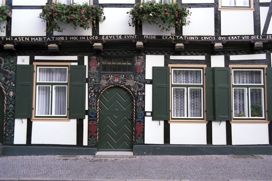Sachsen-Anhalt. Tangermünde
29. August 2001. Deutschland. Sachsen-Anhalt. Tangermünde. Stadt an der Elbe. Bereits 1009 urkundlich erwähnt. Wirtschaftliche Blüte im 15. Jahrhundert. Handel mit Tuch, Bier und Getreide. Die Einnahmen erlaubten prächtige Bauten. Viele historische Bauten sind bis heute erhalten. , Prächtige Fachwerkhäuser mit aufwendigen Verzierungen an den Hauseingängen. Auf dem Gebälk sind stets das Baujahr und der Baumeister vermerkt.
Schlüsselwörter: Fachwerk;Fachwerkhaus;Germany;Sachsen-Anhalt;2001;Deutschland;Tangermuende