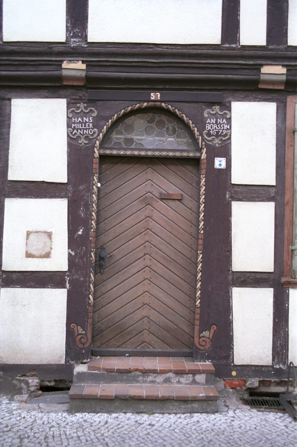 Sachsen-Anhalt. Tangermünde
29. August 2001. Deutschland. Sachsen-Anhalt. Tangermünde. Stadt an der Elbe. Bereits 1009 urkundlich erwähnt. Wirtschaftliche Blüte im 15. Jahrhundert. Handel mit Tuch, Bier und Getreide. Die Einnahmen erlaubten prächtige Bauten. Viele historische Bauten sind bis heute erhalten. , Prächtige Fachwerkhäuser mit aufwendigen Verzierungen an den Hauseingängen. Auf dem Gebälk sind stets das Baujahr und der Baumeister vermerkt.
Schlüsselwörter: Fachwerk;Fachwerkhaus;Germany;Sachsen-Anhalt;2001;Deutschland;Tangermuende