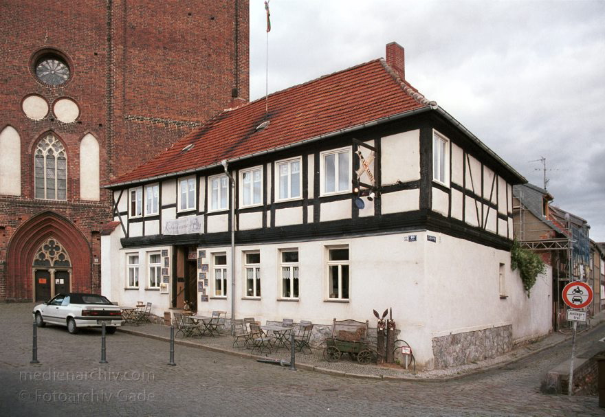 Sachsen-Anhalt. Tangermünde
29. August 2001. Deutschland. Sachsen-Anhalt. Tangermünde. Stadt an der Elbe. Bereits 1009 urkundlich erwähnt. Wirtschaftliche Blüte im 15. Jahrhundert. Handel mit Tuch, Bier und Getreide. Die Einnahmen erlaubten prächtige Bauten. Viele historische Bauten sind bis heute erhalten.
Schlüsselwörter: Fachwerk;Fachwerkhaus;Germany;Sachsen-Anhalt;2001;Deutschland;Tangermuende