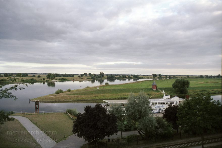 Sachsen-Anhalt. Tangermünde
29. August 2001. Deutschland. Sachsen-Anhalt. Tangermünde. Stadt an der Elbe. Bereits 1009 urkundlich erwähnt. Wirtschaftliche Blüte im 15. Jahrhundert. Handel mit Tuch, Bier und Getreide. Die Einnahmen erlaubten prächtige Bauten. Viele historische Bauten sind bis heute erhalten. Elbauen und Elbe.
Schlüsselwörter: Elbe;Fluss;Germany;Sachsen-Anhalt;2001;Deutschland;Tangermuende