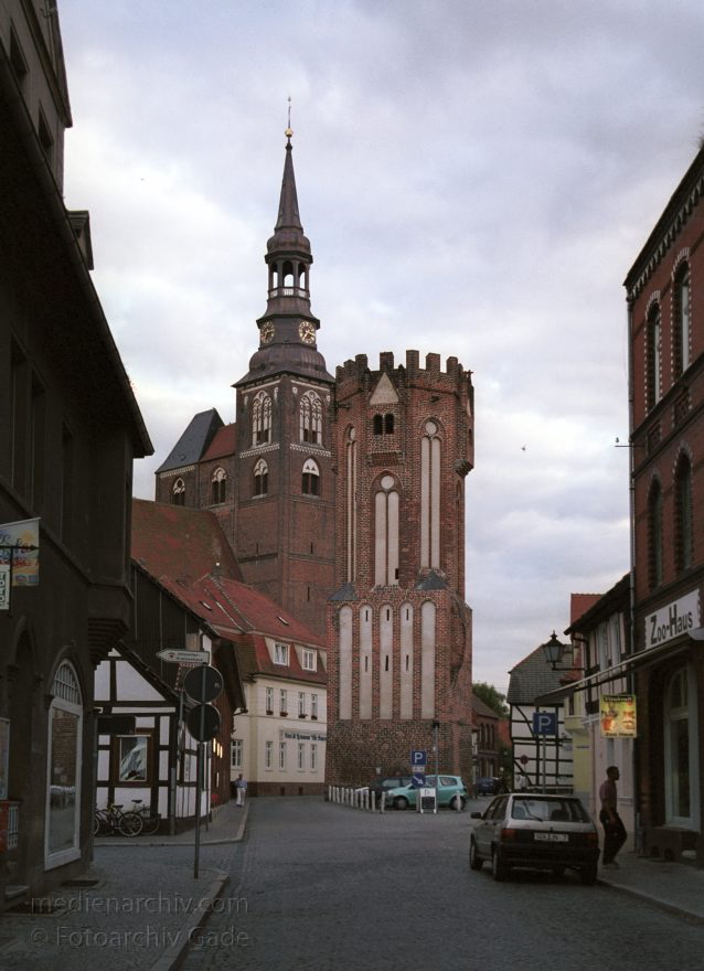 Sachsen-Anhalt. Tangermünde
29. August 2001. Deutschland. Sachsen-Anhalt. Tangermünde. Stadt an der Elbe. Bereits 1009 urkundlich erwähnt. Wirtschaftliche Blüte im 15. Jahrhundert. Handel mit Tuch, Bier und Getreide. Die Einnahmen erlaubten prächtige Bauten. Viele historische Bauten sind bis heute erhalten.
Schlüsselwörter: Germany;Sachsen-Anhalt;Stephanskirche;2001;Deutschland;Tangermuende