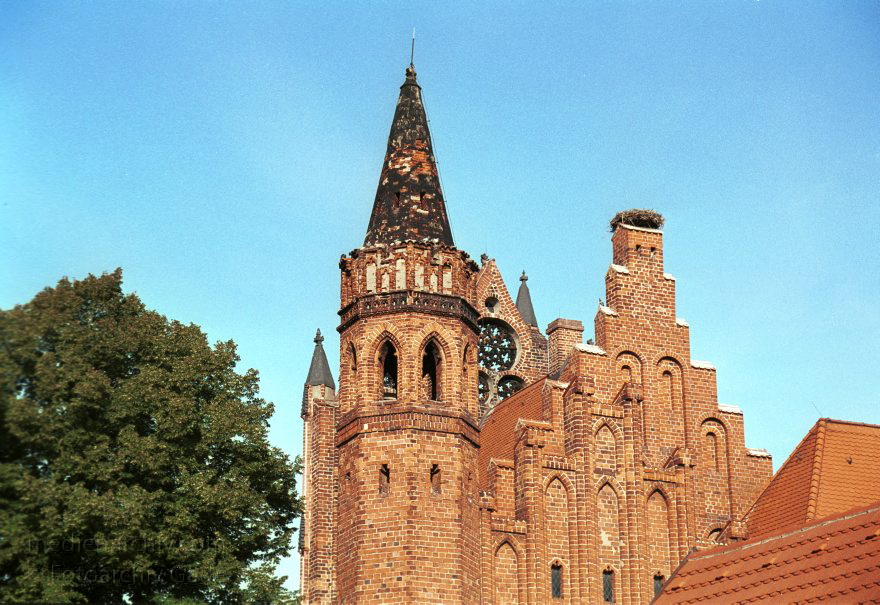 Sachsen-Anhalt. Tangermünde
30. August 2001. Deutschland. Sachsen-Anhalt. Tangermünde. Stadt an der Elbe. Bereits 1009 urkundlich erwähnt. Wirtschaftliche Blüte im 15. Jahrhundert. Handel mit Tuch, Bier und Getreide. Die Einnahmen erlaubten prächtige Bauten. Viele historische Bauten sind bis heute erhalten. , Rathaus. in zwei Phasen um 1430 und 1480 errichtet.
Schlüsselwörter: Germany;Rathaus;Sachsen-Anhalt;2001;Deutschland;Tangermuende