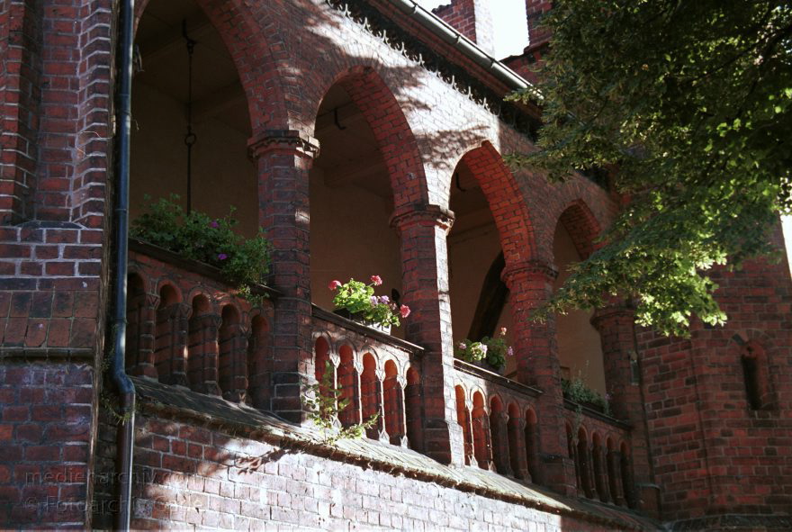Sachsen-Anhalt. Tangermünde
30. August 2001. Deutschland. Sachsen-Anhalt. Tangermünde. Stadt an der Elbe. Bereits 1009 urkundlich erwähnt. Wirtschaftliche Blüte im 15. Jahrhundert. Handel mit Tuch, Bier und Getreide. Die Einnahmen erlaubten prächtige Bauten. Viele historische Bauten sind bis heute erhalten. , Rathaus. in zwei Phasen um 1430 und 1480 errichtet.
Schlüsselwörter: Germany;Rathaus;Sachsen-Anhalt;2001;Deutschland;Tangermuende