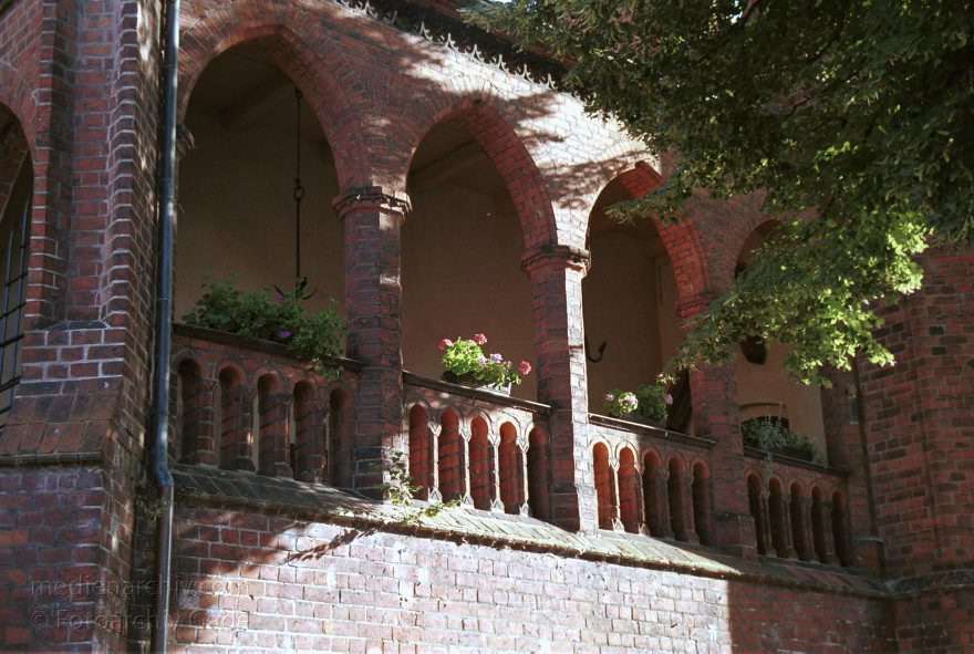 Sachsen-Anhalt. Tangermünde
30. August 2001. Deutschland. Sachsen-Anhalt. Tangermünde. Stadt an der Elbe. Bereits 1009 urkundlich erwähnt. Wirtschaftliche Blüte im 15. Jahrhundert. Handel mit Tuch, Bier und Getreide. Die Einnahmen erlaubten prächtige Bauten. Viele historische Bauten sind bis heute erhalten. , Rathaus. in zwei Phasen um 1430 und 1480 errichtet.
Schlüsselwörter: Germany;Rathaus;Sachsen-Anhalt;2001;Deutschland;Tangermuende