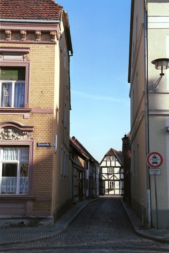 Sachsen-Anhalt. Tangermünde
30. August 2001. Deutschland. Sachsen-Anhalt. Tangermünde. Stadt an der Elbe. Bereits 1009 urkundlich erwähnt. Wirtschaftliche Blüte im 15. Jahrhundert. Handel mit Tuch, Bier und Getreide. Die Einnahmen erlaubten prächtige Bauten. Viele historische Bauten sind bis heute erhalten.
Schlüsselwörter: Germany;Sachsen-Anhalt;2001;Deutschland;Tangermuende