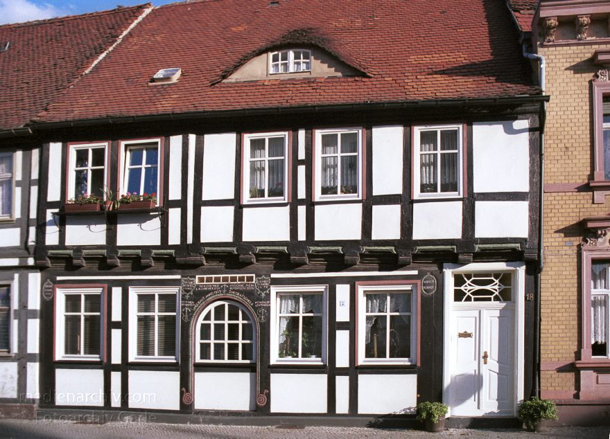 Sachsen-Anhalt. Tangermünde
30. August 2001. Deutschland. Sachsen-Anhalt. Tangermünde. Stadt an der Elbe. Bereits 1009 urkundlich erwähnt. Wirtschaftliche Blüte im 15. Jahrhundert. Handel mit Tuch, Bier und Getreide. Die Einnahmen erlaubten prächtige Bauten. Viele historische Bauten sind bis heute erhalten. , Prächtige Fachwerkhäuser mit aufwendigen Verzierungen an den Hauseingängen. Auf dem Gebälk sind stets das Baujahr und der Baumeister vermerkt.
Schlüsselwörter: Fachwerk;Fachwerkhaus;Germany;Sachsen-Anhalt;2001;Deutschland;Tangermuende