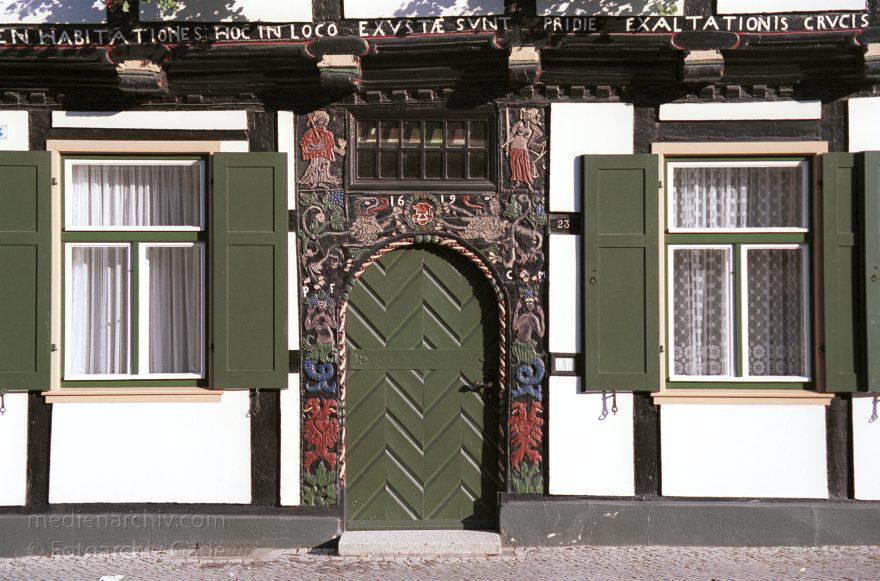 Sachsen-Anhalt. Tangermünde
30. August 2001. Deutschland. Sachsen-Anhalt. Tangermünde. Stadt an der Elbe. Bereits 1009 urkundlich erwähnt. Wirtschaftliche Blüte im 15. Jahrhundert. Handel mit Tuch, Bier und Getreide. Die Einnahmen erlaubten prächtige Bauten. Viele historische Bauten sind bis heute erhalten. , Prächtige Fachwerkhäuser mit aufwendigen Verzierungen an den Hauseingängen. Auf dem Gebälk sind stets das Baujahr und der Baumeister vermerkt.
Schlüsselwörter: Fachwerk;Fachwerkhaus;Germany;Sachsen-Anhalt;2001;Deutschland;Tangermuende