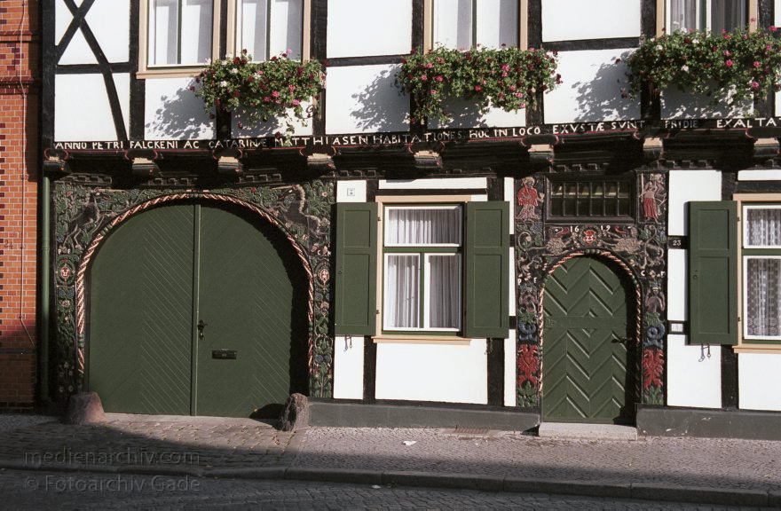 Sachsen-Anhalt. Tangermünde
30. August 2001. Deutschland. Sachsen-Anhalt. Tangermünde. Stadt an der Elbe. Bereits 1009 urkundlich erwähnt. Wirtschaftliche Blüte im 15. Jahrhundert. Handel mit Tuch, Bier und Getreide. Die Einnahmen erlaubten prächtige Bauten. Viele historische Bauten sind bis heute erhalten. , Prächtige Fachwerkhäuser mit aufwendigen Verzierungen an den Hauseingängen. Auf dem Gebälk sind Baujahr und Baumeister vermerkt.
Schlüsselwörter: Fachwerk;Fachwerkhaus;Germany;Sachsen-Anhalt;2001;Deutschland;Tangermuende