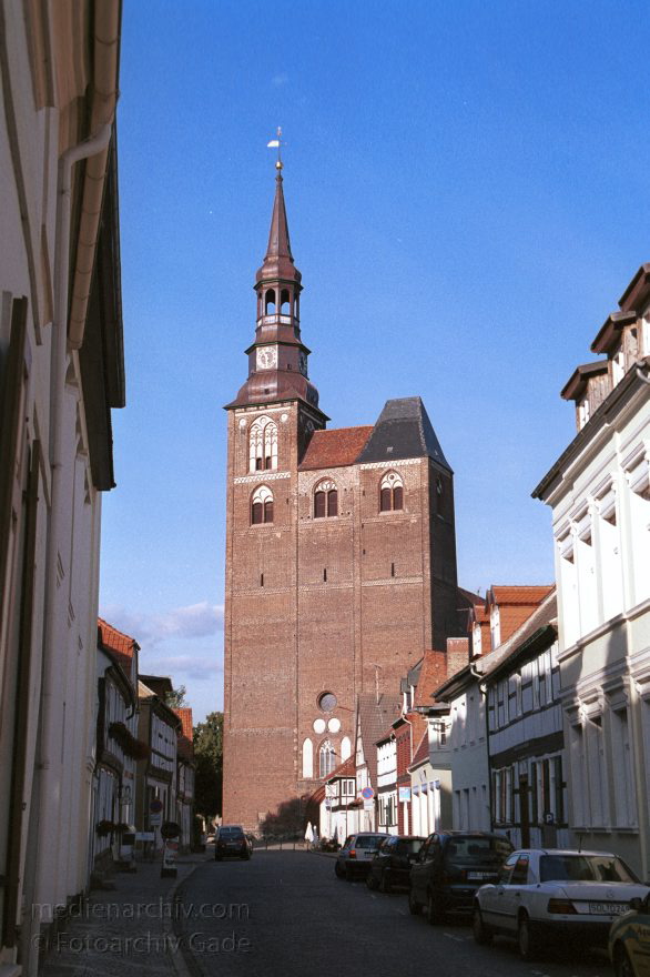 Sachsen-Anhalt. Tangermünde
30. August 2001. Deutschland. Sachsen-Anhalt. Tangermünde. Stadt an der Elbe. Bereits 1009 urkundlich erwähnt. Wirtschaftliche Blüte im 15. Jahrhundert. Handel mit Tuch, Bier und Getreide. Die Einnahmen erlaubten prächtige Bauten. Viele historische Bauten sind bis heute erhalten.
Schlüsselwörter: Germany;Sachsen-Anhalt;Stephanskirche;2001;Deutschland;Tangermuende