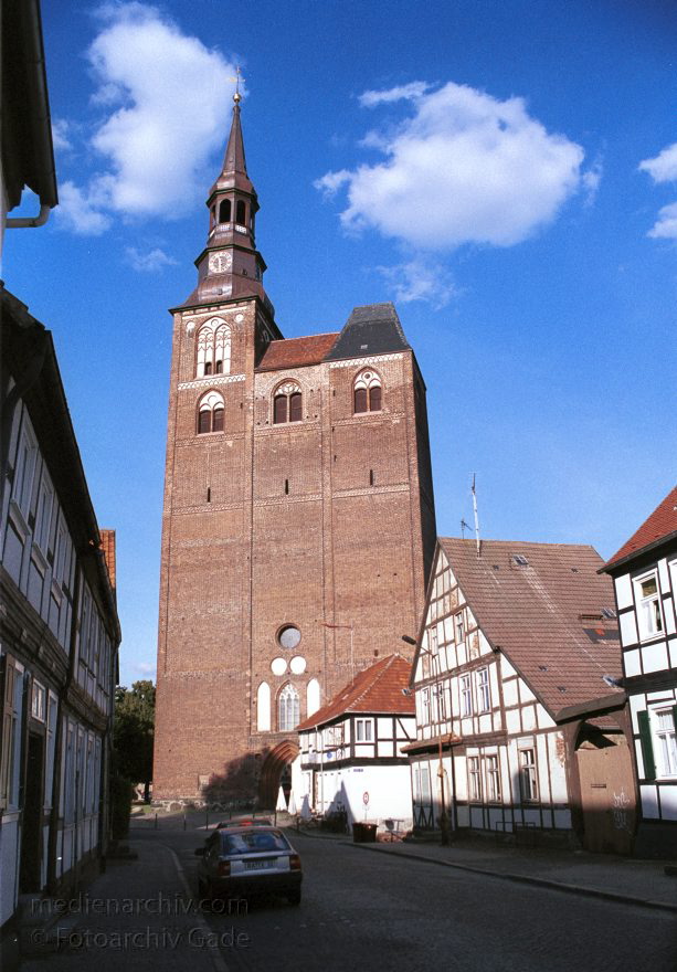 Sachsen-Anhalt. Tangermünde
30. August 2001. Deutschland. Sachsen-Anhalt. Tangermünde. Stadt an der Elbe. Bereits 1009 urkundlich erwähnt. Wirtschaftliche Blüte im 15. Jahrhundert. Handel mit Tuch, Bier und Getreide. Die Einnahmen erlaubten prächtige Bauten. Viele historische Bauten sind bis heute erhalten.
Schlüsselwörter: Germany;Sachsen-Anhalt;Stephanskirche;2001;Deutschland;Tangermuende