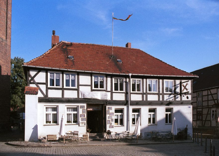 Sachsen-Anhalt. Tangermünde
30. August 2001. Deutschland. Sachsen-Anhalt. Tangermünde. Stadt an der Elbe. Bereits 1009 urkundlich erwähnt. Wirtschaftliche Blüte im 15. Jahrhundert. Handel mit Tuch, Bier und Getreide. Die Einnahmen erlaubten prächtige Bauten. Viele historische Bauten sind bis heute erhalten.
Schlüsselwörter: Fachwerk;Fachwerkhaus;Germany;Sachsen-Anhalt;2001;Deutschland;Tangermuende