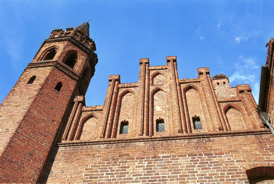 Sachsen-Anhalt. Tangermünde
30. August 2001. Deutschland. Sachsen-Anhalt. Tangermünde. Stadt an der Elbe. Bereits 1009 urkundlich erwähnt. Wirtschaftliche Blüte im 15. Jahrhundert. Handel mit Tuch, Bier und Getreide. Die Einnahmen erlaubten prächtige Bauten. Viele historische Bauten sind bis heute erhalten. , Rathaus. in zwei Phasen um 1430 und 1480 errichtet.
Schlüsselwörter: Germany;Rathaus;Sachsen-Anhalt;2001;Deutschland;Tangermuende