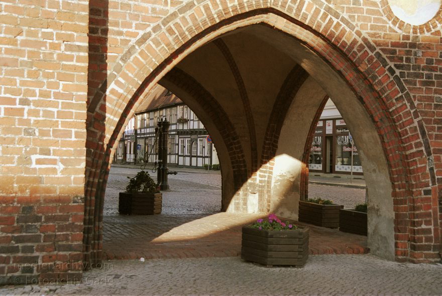 Sachsen-Anhalt. Tangermünde
30. August 2001. Deutschland. Sachsen-Anhalt. Tangermünde. Stadt an der Elbe. Bereits 1009 urkundlich erwähnt. Wirtschaftliche Blüte im 15. Jahrhundert. Handel mit Tuch, Bier und Getreide. Die Einnahmen erlaubten prächtige Bauten. Viele historische Bauten sind bis heute erhalten. , Rathaus. in zwei Phasen um 1430 und 1480 errichtet.
Schlüsselwörter: Germany;Rathaus;Sachsen-Anhalt;2001;Deutschland;Tangermuende
