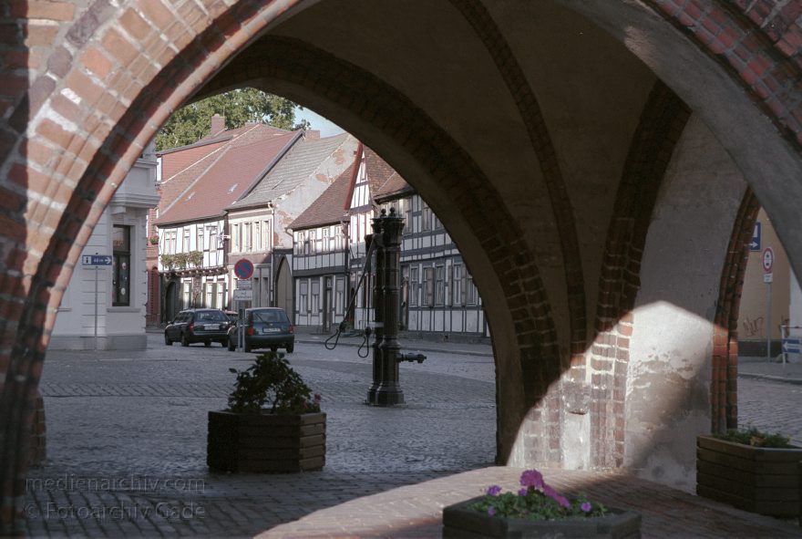 Sachsen-Anhalt. Tangermünde
30. August 2001. Deutschland. Sachsen-Anhalt. Tangermünde. Stadt an der Elbe. Bereits 1009 urkundlich erwähnt. Wirtschaftliche Blüte im 15. Jahrhundert. Handel mit Tuch, Bier und Getreide. Die Einnahmen erlaubten prächtige Bauten. Viele historische Bauten sind bis heute erhalten. , Rathaus. in zwei Phasen um 1430 und 1480 errichtet.
Schlüsselwörter: Germany;Rathaus;Sachsen-Anhalt;2001;Deutschland;Tangermuende