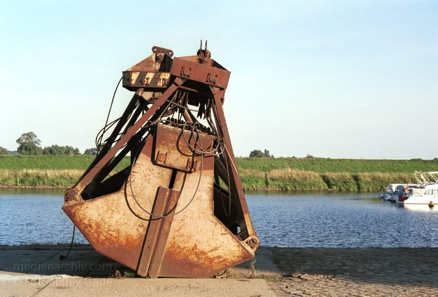 Sachsen-Anhalt. Tangermünde
30. August 2001. Deutschland. Sachsen-Anhalt. Tangermünde. Stadt an der Elbe. Bereits 1009 urkundlich erwähnt. Wirtschaftliche Blüte im 15. Jahrhundert. Handel mit Tuch, Bier und Getreide. Die Einnahmen erlaubten prächtige Bauten. Viele historische Bauten sind bis heute erhalten. 
Kranteil am Hafen. Elbe.
Schlüsselwörter: Elbe;Fluss;Germany;Kran;Sachsen-Anhalt;2001;Deutschland;Tangermuende