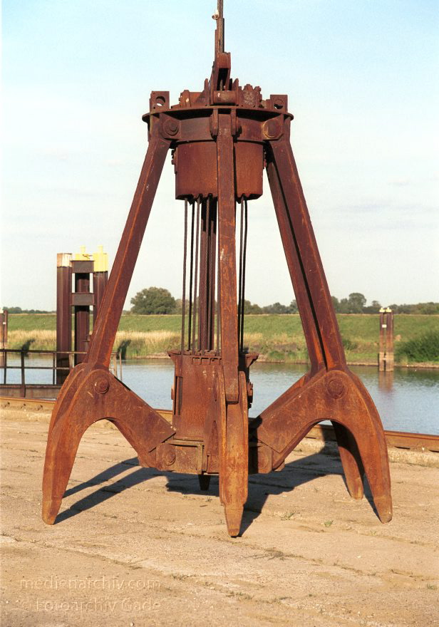 Sachsen-Anhalt. Tangermünde
30. August 2001. Deutschland. Sachsen-Anhalt. Tangermünde. Stadt an der Elbe. Bereits 1009 urkundlich erwähnt. Wirtschaftliche Blüte im 15. Jahrhundert. Handel mit Tuch, Bier und Getreide. Die Einnahmen erlaubten prächtige Bauten. Viele historische Bauten sind bis heute erhalten. , Kranteil am Hafen
Schlüsselwörter: Germany;Kran;Sachsen-Anhalt;2001;Deutschland;Tangermuende