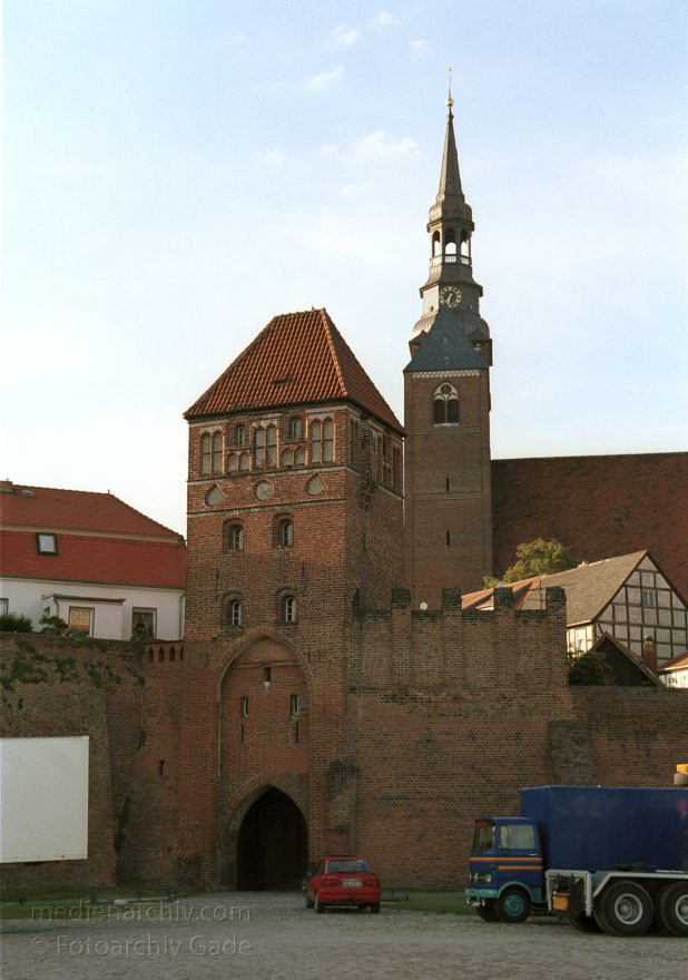 Sachsen-Anhalt. Tangermünde
30. August 2001. Deutschland. Sachsen-Anhalt. Tangermünde. Stadt an der Elbe. Bereits 1009 urkundlich erwähnt. Wirtschaftliche Blüte im 15. Jahrhundert. Handel mit Tuch, Bier und Getreide. Die Einnahmen erlaubten prächtige Bauten. Viele historische Bauten sind bis heute erhalten.
Schlüsselwörter: Germany;Sachsen-Anhalt;Stephanskirche;2001;Deutschland;Tangermuende