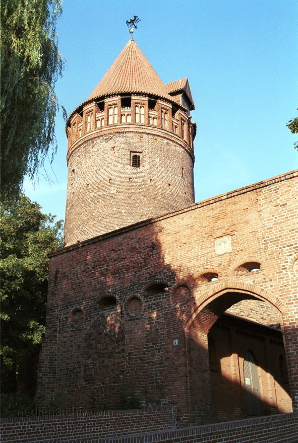 Sachsen-Anhalt. Tangermünde
30. August 2001. Deutschland. Sachsen-Anhalt. Tangermünde. Stadt an der Elbe. Bereits 1009 urkundlich erwähnt. Wirtschaftliche Blüte im 15. Jahrhundert. Handel mit Tuch, Bier und Getreide. Die Einnahmen erlaubten prächtige Bauten. Viele historische Bauten sind bis heute erhalten. , Gefängnisturm. 1480 zur Sicherung der Burganlage erbaut. Im 18. Jahrhundert wurden Gefängniszellen eingebaut. Das Kegeldach wurde 1912 aufgesetzt.
Schlüsselwörter: Gefaengnisturm;Germany;Sachsen-Anhalt;2001;Deutschland;Tangermuende