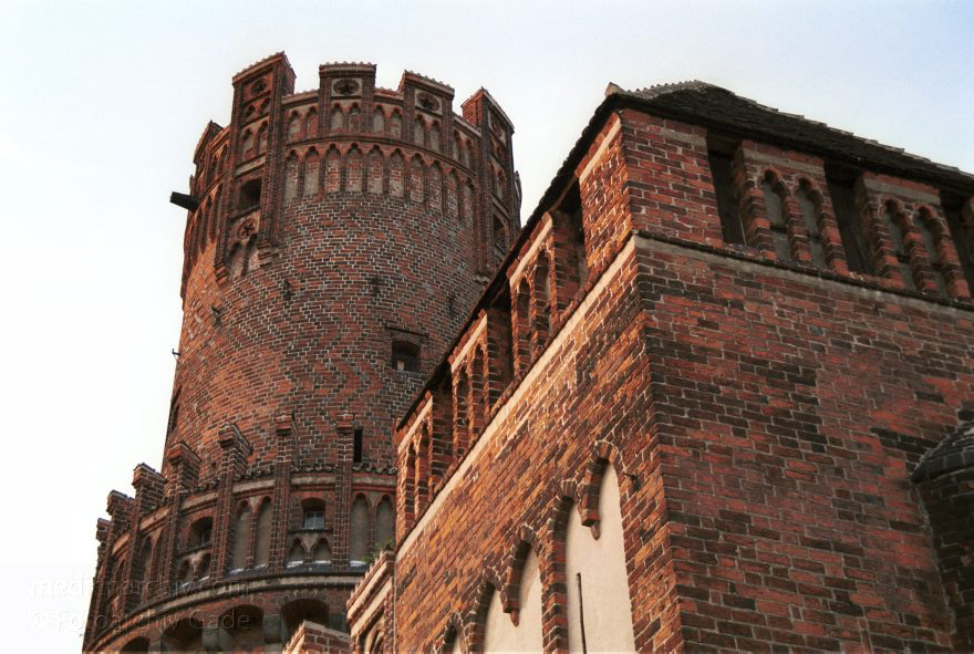 Sachsen-Anhalt. Tangermünde
30. August 2001. Deutschland. Sachsen-Anhalt. Tangermünde. Stadt an der Elbe. Bereits 1009 urkundlich erwähnt. Wirtschaftliche Blüte im 15. Jahrhundert. Handel mit Tuch, Bier und Getreide. Die Einnahmen erlaubten prächtige Bauten. Viele historische Bauten sind bis heute erhalten. , Neustädter Tor. Mittelalterliche Toranlage. Der rechteckige Turm wurde um 1300 gebaut. Der Rundturm und der Mittelbau entstanden um 1450.
Schlüsselwörter: Germany;Neustaedter Tor;Sachsen-Anhalt;Stadttor;2001;Deutschland;Tangermuende