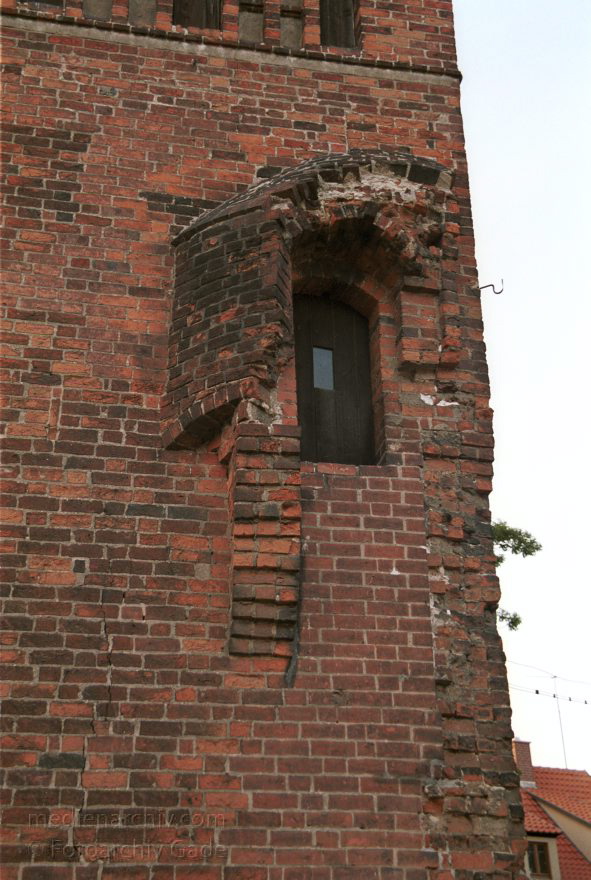 Sachsen-Anhalt. Tangermünde
30. August 2001. Deutschland. Sachsen-Anhalt. Tangermünde. Stadt an der Elbe. Bereits 1009 urkundlich erwähnt. Wirtschaftliche Blüte im 15. Jahrhundert. Handel mit Tuch, Bier und Getreide. Die Einnahmen erlaubten prächtige Bauten. Viele historische Bauten sind bis heute erhalten. , Neustädter Tor. Mittelalterliche Toranlage. Der rechteckige Turm wurde um 1300 gebaut. Der Rundturm und der Mittelbau entstanden um 1450.
Schlüsselwörter: Germany;Neustaedter Tor;Sachsen-Anhalt;Stadttor;2001;Deutschland;Tangermuende
