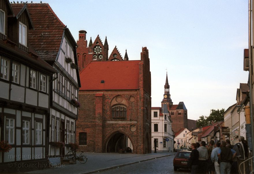 Sachsen-Anhalt. Tangermünde
30. August 2001. Deutschland. Sachsen-Anhalt. Tangermünde. Stadt an der Elbe. Bereits 1009 urkundlich erwähnt. Wirtschaftliche Blüte im 15. Jahrhundert. Handel mit Tuch, Bier und Getreide. Die Einnahmen erlaubten prächtige Bauten. Viele historische Bauten sind bis heute erhalten. , Rathaus. in zwei Phasen um 1430 und 1480 errichtet.
Schlüsselwörter: Fachwerk;Fachwerkhaus;Germany;Rathaus;Sachsen-Anhalt;2001;Deutschland;Tangermuende