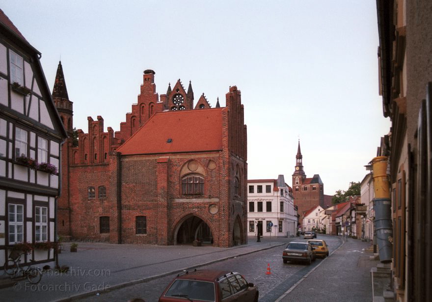 Sachsen-Anhalt. Tangermünde
30. August 2001. Deutschland. Sachsen-Anhalt. Tangermünde. Stadt an der Elbe. Bereits 1009 urkundlich erwähnt. Wirtschaftliche Blüte im 15. Jahrhundert. Handel mit Tuch, Bier und Getreide. Die Einnahmen erlaubten prächtige Bauten. Viele historische Bauten sind bis heute erhalten. , Rathaus. in zwei Phasen um 1430 und 1480 errichtet.
Schlüsselwörter: Fachwerk;Fachwerkhaus;Germany;Rathaus;Sachsen-Anhalt;2001;Deutschland;Tangermuende