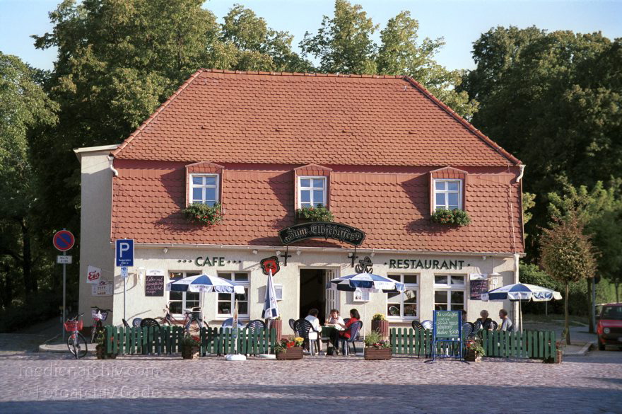 Sachsen-Anhalt. Tangermünde
30. August 2001. Deutschland. Sachsen-Anhalt. Tangermünde. Stadt an der Elbe. Bereits 1009 urkundlich erwähnt. Wirtschaftliche Blüte im 15. Jahrhundert. Handel mit Tuch, Bier und Getreide. Die Einnahmen erlaubten prächtige Bauten. Viele historische Bauten sind bis heute erhalten.
Schlüsselwörter: Germany;Sachsen-Anhalt;2001;Deutschland;Tangermuende