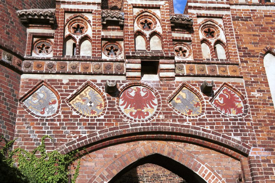 Sachsen-Anhalt. Tangermünde
30. August 2001. Deutschland. Sachsen-Anhalt. Tangermünde. Stadt an der Elbe. Bereits 1009 urkundlich erwähnt. Wirtschaftliche Blüte im 15. Jahrhundert. Handel mit Tuch, Bier und Getreide. Die Einnahmen erlaubten prächtige Bauten. Viele historische Bauten sind bis heute erhalten. , Neustädter Tor. Mittelalterliche Toranlage. Der rechteckige Turm wurde um 1300 gebaut. Der Rundturm und der Mittelbau entstanden um 1450., Die Putzblenden über der Toreinfahrt tragen 1897 aufgemalte Wappen. V.l.n.r.:, Preußischer Königsadler, Reichsadler des Bismarckreiches mit dem aufgelegten Hohenzollernschild, Tangermünder Adler, Adler des Heiligen Römischen Reiches Deutscher Nationen, Brandenburgischer Adler.
Schlüsselwörter: Germany;Neustaedter Tor;Sachsen-Anhalt;Stadttor;Tangermuende;2001;Deutschland;Wappen