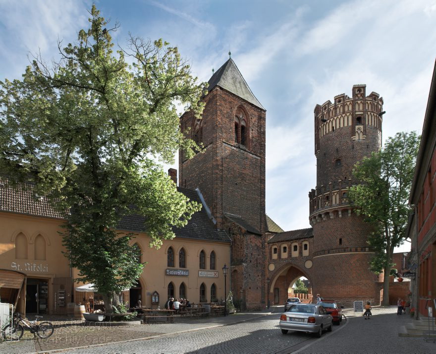 Sachsen-Anhalt. Tangermünde.
22. 7. 2009. Sachsen-Anhalt. Tangermünde. Kleinstadt an der Elbe in der Altmark. Altstadt. Neustädter Tor. Mittelalterliches Tor. Der rechteckige Turm wurde um 1300 errichtet. Der Rundturm und der Mittelbau entstanden um 1450. Wappen. (Bild aus mehreren Einzelaufnahmen)
Schlüsselwörter: Altmark;Deutschland;Germany;Sachsen-Anhalt;2009;Tangermünde