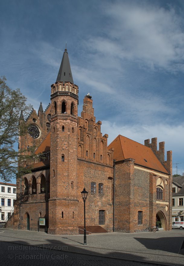 Sachsen-Anhalt. Tangermünde.
22. 7. 2009. Sachsen-Anhalt. Tangermünde. Kleinstadt an der Elbe in der Altmark. Altstadt. Rathaus. Der Ostflügel wurde um 1430 erbaut. Ca. 50 Jahre später wurde ein quergerichteter Anbau hinzugefügt.
Schlüsselwörter: Altmark;Deutschland;Germany;Sachsen-Anhalt;2009;Tangermünde