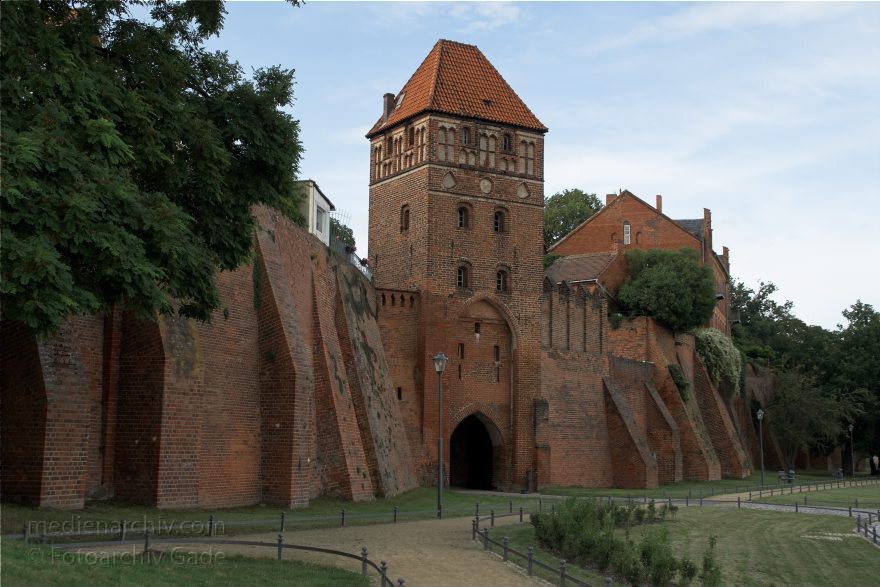 Sachsen-Anhalt. Tangermünde.
22. 7. 2009. Sachsen-Anhalt. Tangermünde. Kleinstadt an der Elbe in der Altmark. Altstadt. Stadtmauer um 1300 errichtet. Roßfurt mit Elbtor
Schlüsselwörter: Altmark;Deutschland;Germany;Sachsen-Anhalt;2009;Tangermünde